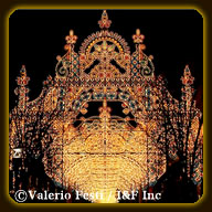 「天空の門」“La Porta del Cielo”
夜空をも輝かせる光の門が、都市の庭園という幻想空間の入口を明示する
